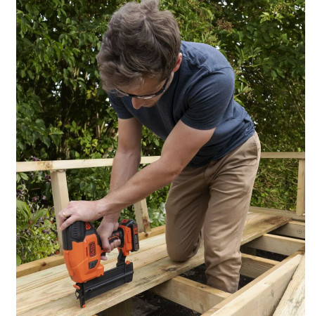 Пістолет цвяхозабивний акумуляторний BLACK+DECKER BCNG01N купити