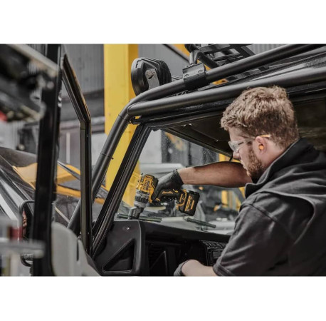 Дриль-шуруповерт акумуляторний зі змінними насадками DeWALT DCD703NT з іншого ракурсу