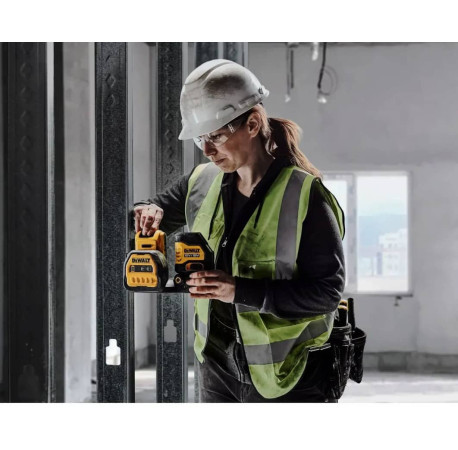 Лазерный уровень самовыравнивающийся 2-х плоскостный DeWALT DCE088D1G18 с другого ракурса