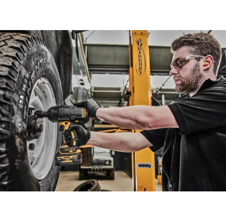 Гайковерт аккумуляторный ударный DeWALT DCF900P2G с другого ракурса