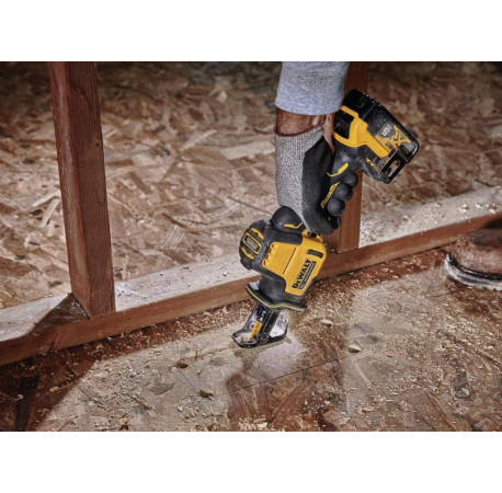 Пила шабельна акумуляторна DeWALT DCS369NT у Львові