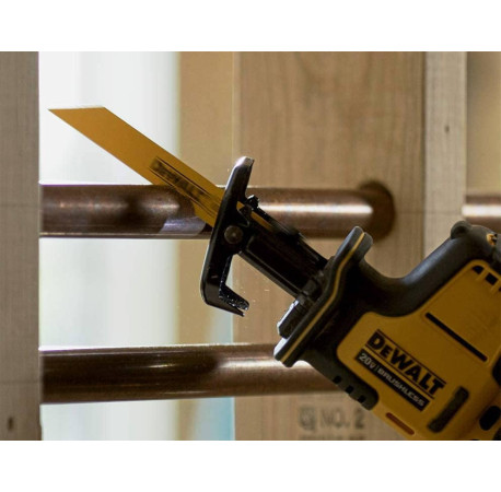 Пила шабельна акумуляторна DeWALT DCS369NT з іншого ракурсу
