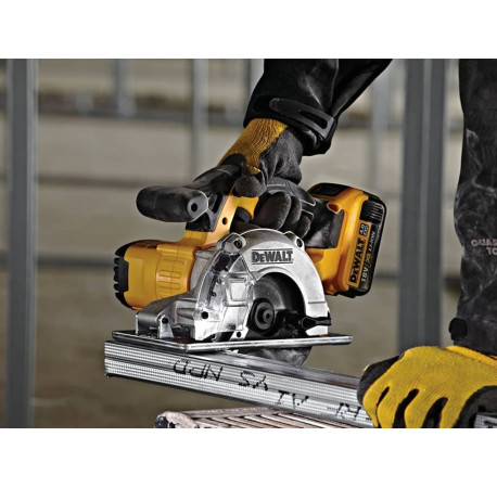 Пила дискова акумуляторна DeWALT DCS373N ціна
