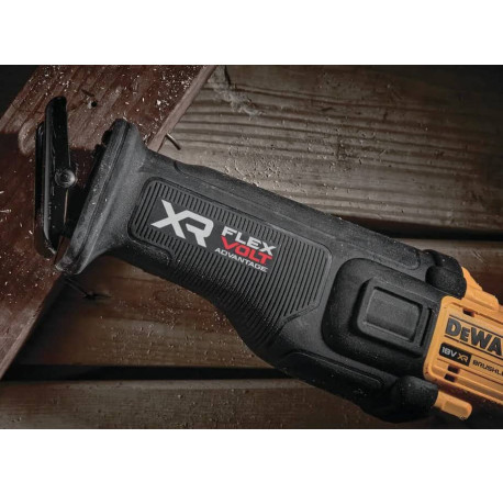 Пила шабельна акумуляторна DeWALT DCS386NT з іншого ракурсу