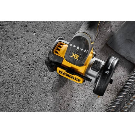 Пила дисковая универсальная аккумуляторная DeWALT DCS438N с другого ракурса