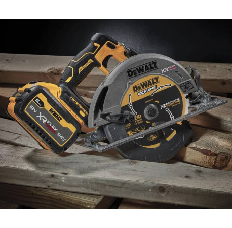 Пила дискова акумуляторна DeWALT DCS573T1 з іншого ракурсу