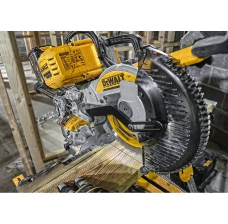 Пила торцовочная аккумуляторная DeWALT DCS727T2 с другого ракурса