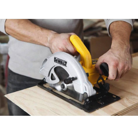Пила дисковая сетевая DeWALT DWE560K фото
