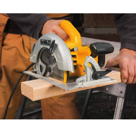 Пила дисковая сетевая DeWALT DWE575K с другого ракурса