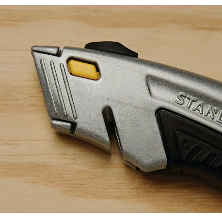 Ніж трапеція DynaGrip монтажний для оздоблювальних робіт 180 мм Stanley 0-10-788 вартість