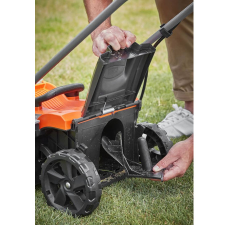 Газонокосарка акумуляторна 32см Li-lon 18В 4Аг Black+Decker BCMW33184L2 з іншого ракурсу