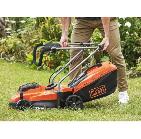 Газонокосарка акумуляторна 32см Li-lon 18В 4Аг Black+Decker BCMW33184L2 у Львові