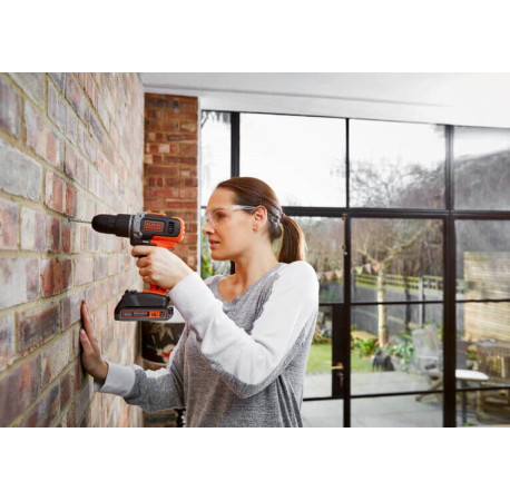 Дриль-шуруповерт ударний акумуляторний Li-lon 18В 1.5Аг 45Нм Black+Decker BCD003C1 