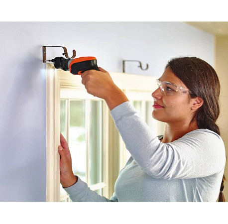 Отвертка-фонарь аккумуляторная BLACK+DECKER BDCSFS30C в Тулс ДеВолт