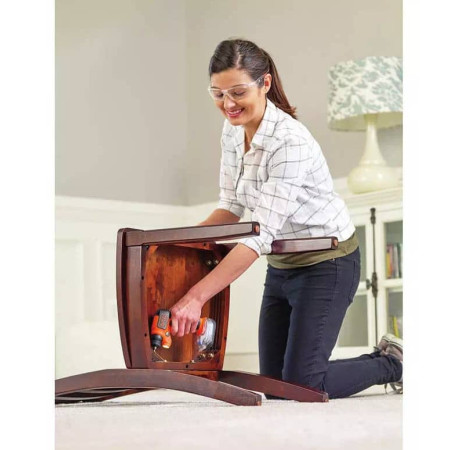 Отвертка-фонарь аккумуляторная BLACK+DECKER BDCSFS30C с другого ракурса
