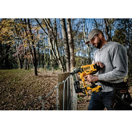 Степлер скобозабивной аккумуляторный DeWALT DCFS950N с другого ракурса