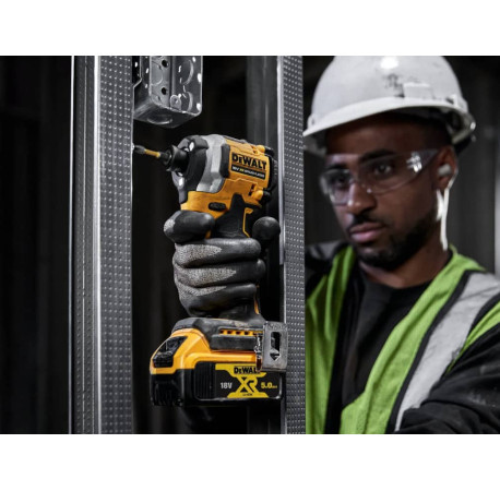 Набір з п’яти інструментів акумуляторних XR Li-lon 18В 5Аг DeWALT DCK502P3 з іншого ракурсу