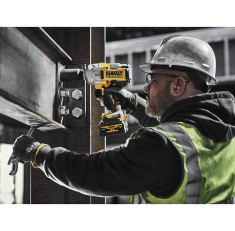 Гайкокрут акумуляторний ударний XR Li-lon 18В 2576Нм DeWALT DCF964NT з іншого ракурсу