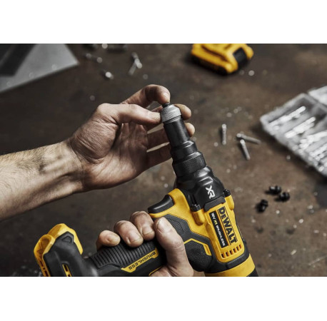 Пістолет заклепувальний акумуляторний 18В DeWALT DCF403E1GT з доставкою