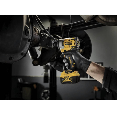 Гайковерт аккумуляторный ударный XR Li-lon 12В 5Ач 338Нм DeWALT DCF901P2 с другого ракурса
