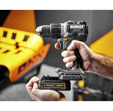 Дриль-шуруповерт акумуляторний ударний McLaren F1 TEAM LIMITED EDITION XR Li-lon 18В 1.7Аг 90Нм DeWALT DCD85ME2GT з іншого ракурсу