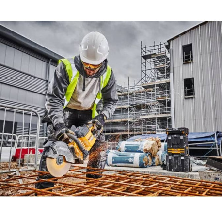 Пила відрізна дискова акумуляторна 230мм XR Li-lon 54В 3Аг DeWALT DCS691X2 з іншого ракурсу