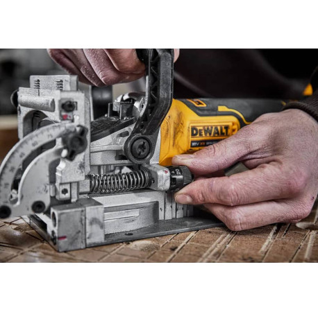 Фрезер ламельний акумуляторний XR Li-lon 18В 900Вт DeWALT DCW682N каталог