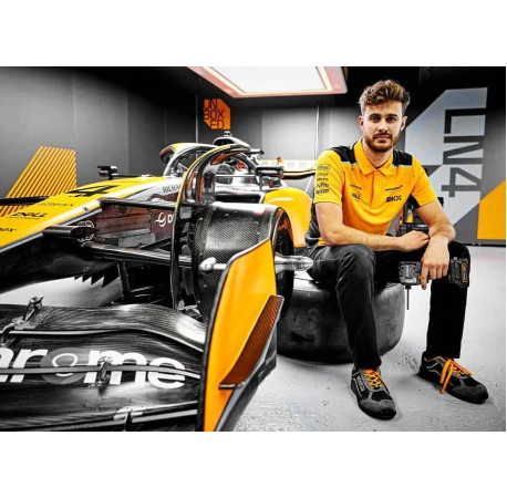 Шурупокрут акумуляторний ударний McLaren F1 TEAM LIMITED EDITION XR Li-lon 18В 1.7Аг 206Нм DeWALT DCF85ME2GT з іншого ракурсу
