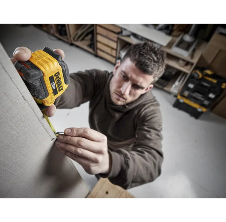 Рулетка вимірювальна Compact пластиковий корпус 5м х 28мм DeWALT DWHT38114-0 ціна