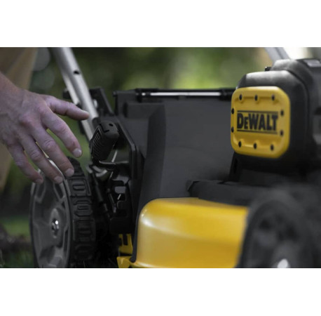 Газонокосилка аккумуляторная самоходная 53см XR Li-lon 2х18В DeWALT DCMWSP156N фото