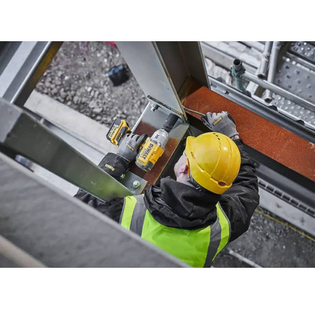 Гайковерт акумуляторний ударний DeWALT DCF897NT+DCB184 з іншого ракурсу