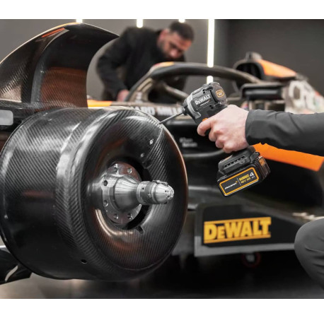 Набір з двох акумуляторних інструментів McLaren F1 TEAM LIMITED EDITION XR Li-lon 18В 4Аг DeWALT DCK200MM2T 