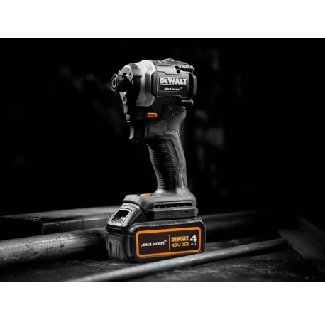 Набір з двох акумуляторних інструментів McLaren F1 TEAM LIMITED EDITION XR Li-lon 18В 4Аг DeWALT DCK200MM2T 