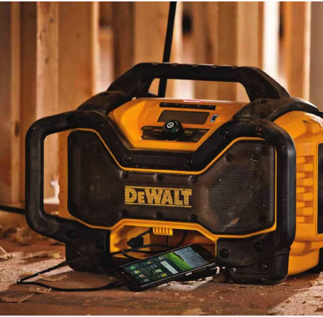 Зарядний пристрій-радіоприймач DeWALT DCR027 з іншого ракурсу