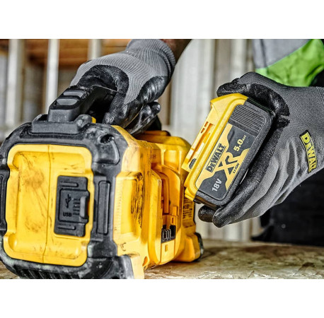 Портативна колонка Bluetooth акумуляторна DeWALT DCR011 з іншого ракурсу