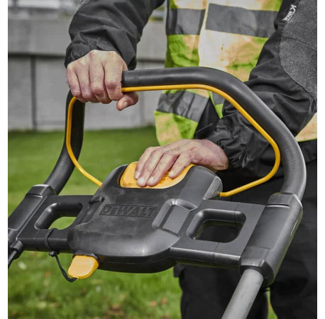 Газонокосарка акумуляторна 48см XR Li-lon 2х18В 5Аг DeWALT DCMW564P2 з іншого ракурсу