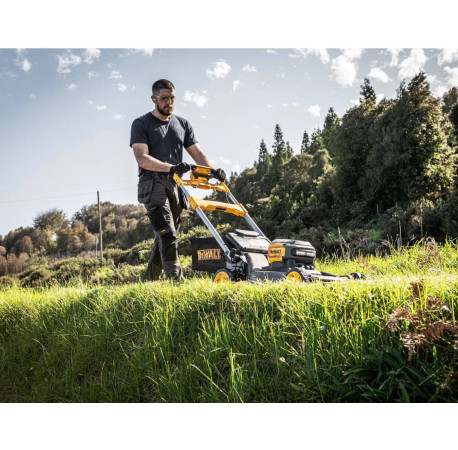 Газонокосарка акумуляторна самохідна 53см XR Flexvolt Li-lon 54В DeWALT DCMWSP660N з іншого ракурсу