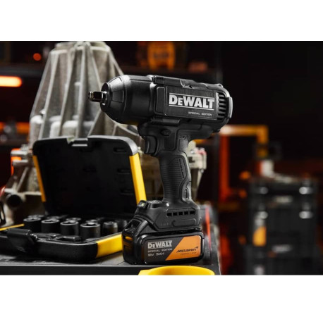 Гайковерт ударний акумуляторний McLaren F1 Team Special Edition XR Li-lon 18В 5Аг 1898Нм DeWALT DCF99MP2T 
