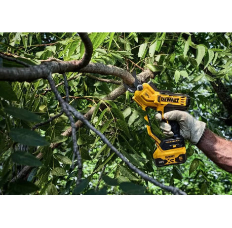 Ножниці садові секатор акумуляторний DeWALT DCMPP568N з іншого ракурсу