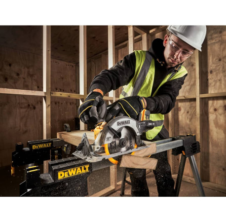 Пила дискова акумуляторна XR Li-lon 18B 5Аг 165мм DeWALT DCS565S2T з іншого ракурсу
