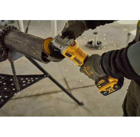 Кутова шліфмашина Болгарка акумуляторна Li-lon 18B 4Аг 125мм 9000об DeWALT DCG407M2T вартість