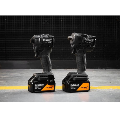 Набір з двох акумуляторних інструментів McLaren F1 TEAM SPECIAL EDITION XR Li-lon 18В 5Аг DeWALT DCK2224MP2T з доставкою