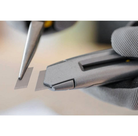 Ніж Interlock будівельний сегментний 165 мм лезо 18 мм Stanley 0-10-018 з доставкою
