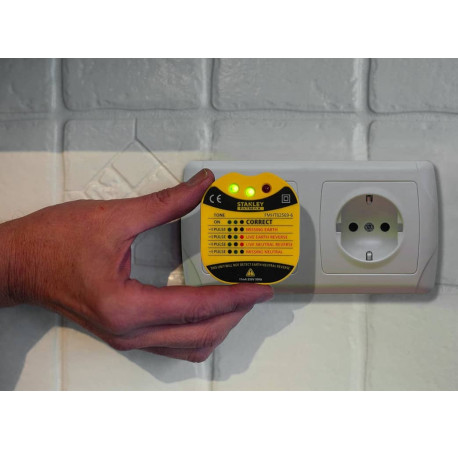 Тестер розеток FatMax настенный 230В Stanley FMHT82569-6 купить