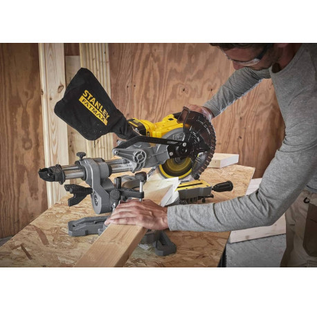 Пила торцовочная аккумуляторная Li-Ion 190мм 18В 4Ач Stanley Fatmax SFMCS701M1+SFMCS600B с другого ракурса